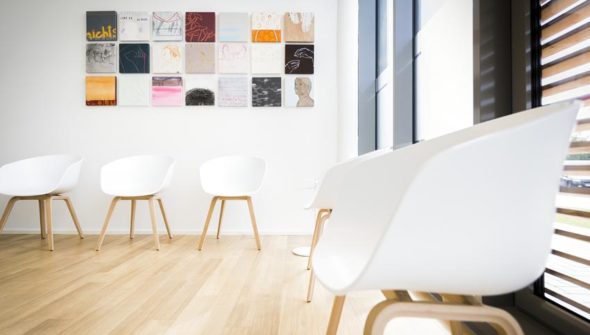 "Ich bitte dich, zeichne einen Leuchtturm an die Wand deines Hauses" (Raumfoto 2)