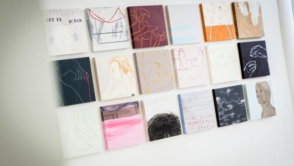 "Ich bitte dich, zeichne einen Leuchtturm an die Wand deines Hauses" (Raumfoto)